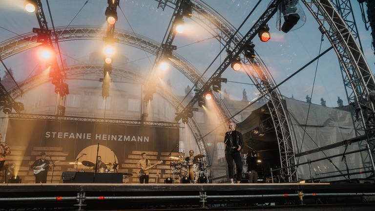 Stefanie Heinzmann Konzert auf dem SWR Sommerfestival auf dem Schlossplatz in Stuttgart