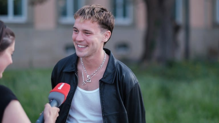 Felix Jaehn im Interview mit Festivalreporterin Cora auf der SWR Sommerfestival in Stuttgart. (Foto: SWR, ©SWR/Markus Palmer)