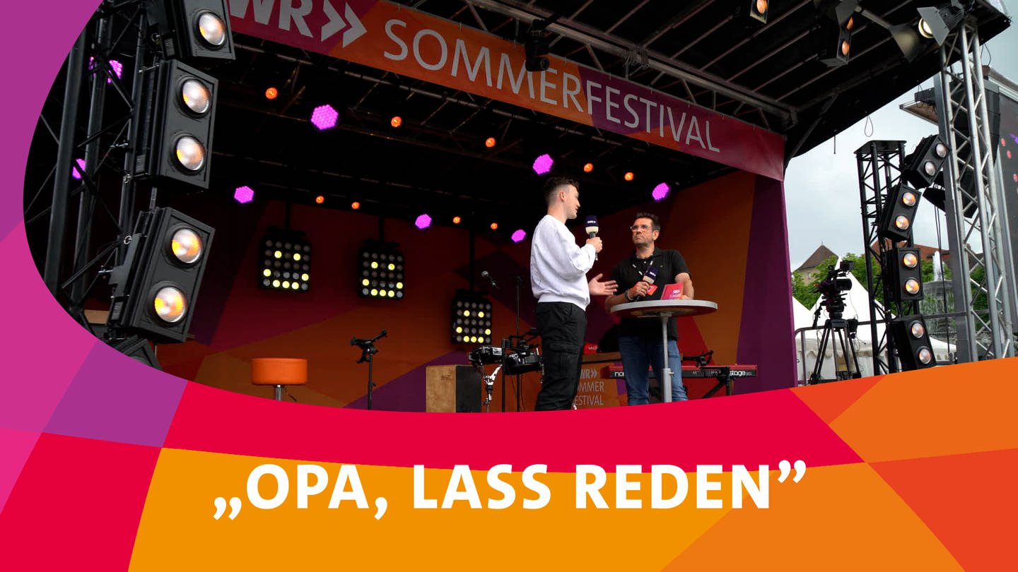 Marco Artmann redet auf der Kleinen Festivalbühne über seinen Podcast „Opa lass reden
