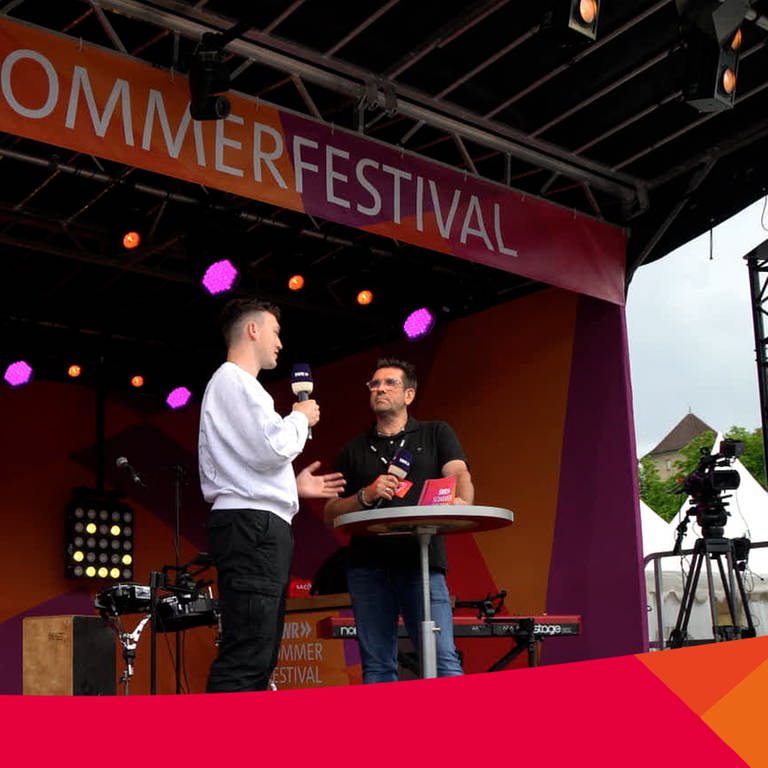 Marco Artmann redet auf der Kleinen Festivalbühne über seinen Podcast „Opa lass reden".