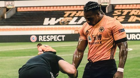 Ob seine Muskelberge davon so anwuchsen? Wolverhampton-Profi Adama Traoré lässt seine Arme vor Spielen mit Babyöl einreiben, um seine Gegner leichter abzuschütteln. Der Spanier ist einer der schnellsten - und definitiv muskulösesten - Premier-League-Profis. (Foto: Instagram/Wolverhampton Wanderers)