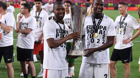 Almamy Touré mit Trophäe nach dem Gewinn der Europa League mit Frankfurt