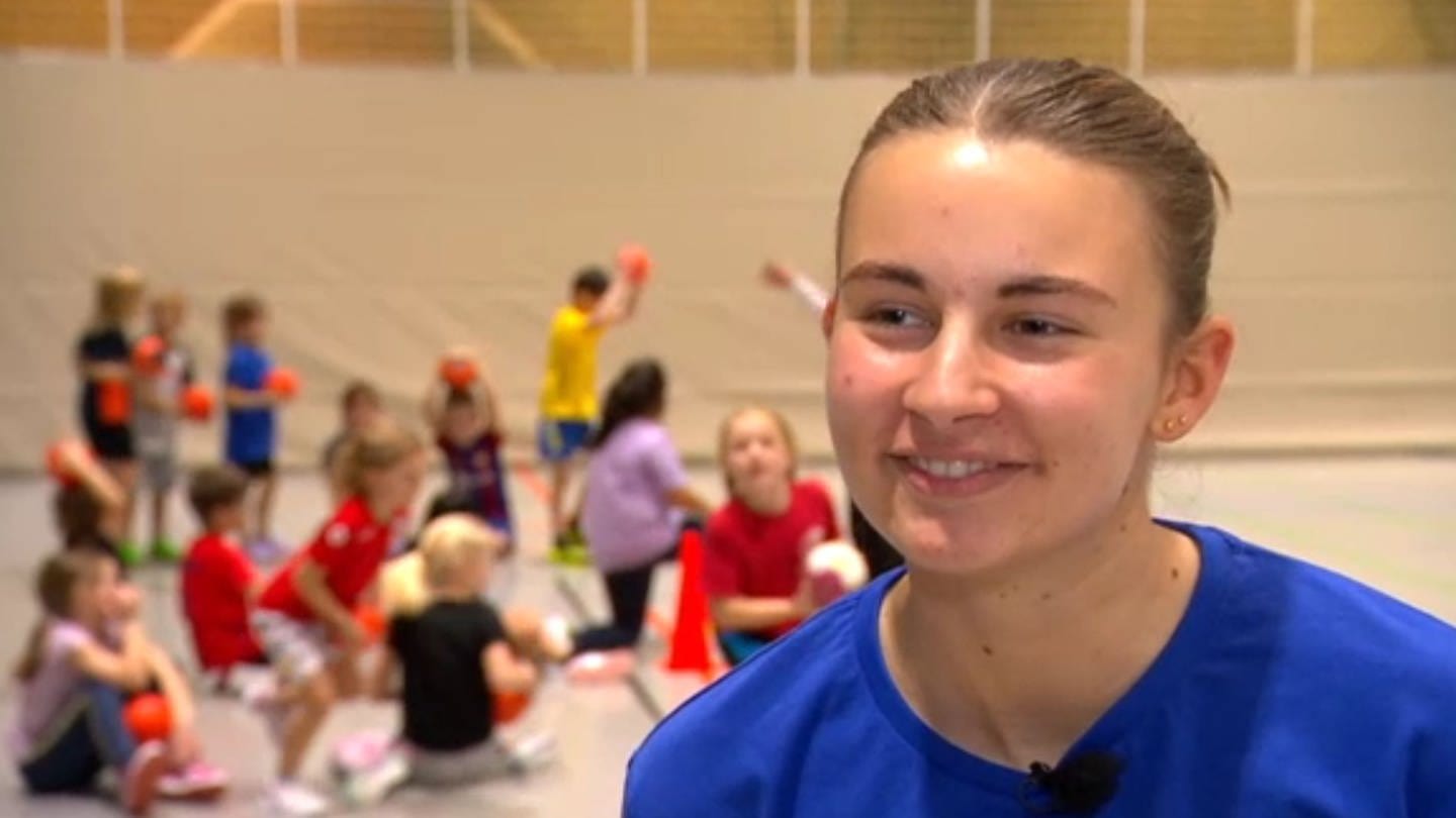 Ella Hübschmann beim Handball-Training mit den Minis (Foto: SWR, SWR Screenshot)