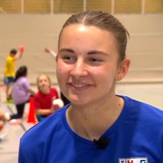 Ella Hübschmann beim Handball-Training mit den Minis (Foto: SWR, SWR Screenshot)