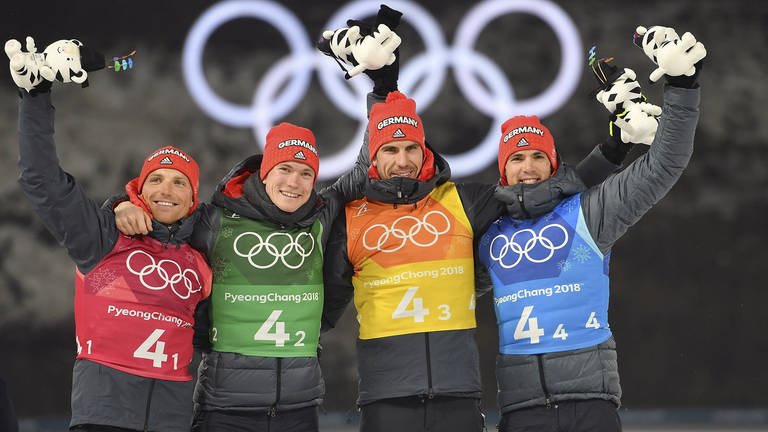 Februar 2018: Das deutsche Biathlonteam um Erik Lesser, Benedikt Doll, Arnd Peiffer und Simon Schempp feiern Bronzemedaille in der Staffel bei den Olympischen Spielen in Pyeongchang (v.l.n.r.).
