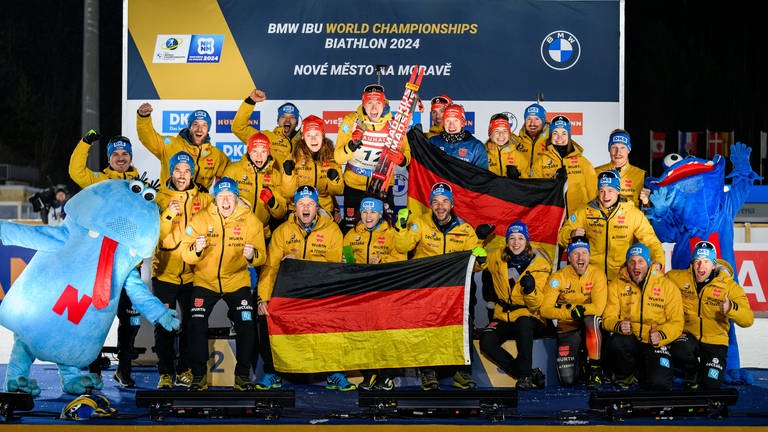 Februar 2024: Doll feiert mit gesamten deutschen Team seine Bronzemedaille im Einzel bei der WM in Nove Mesto. (Foto: IMAGO, Bildbryan)