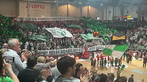 Die Basketballer der Gladiators Trier stehen vor dem Aufstieg in den Bundesliga. Im Halbfinale der Playoffs in der zweiten Liga spielen sie jetzt gegen Frankfurt. Der Sieger ist für die Bundesliga qualifiziert.