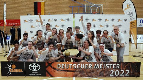 Die Eisvögel werden Deutsche Meister 2022 und feiern mit der Mannschaft.  (Foto: IMAGO, Zoonar)