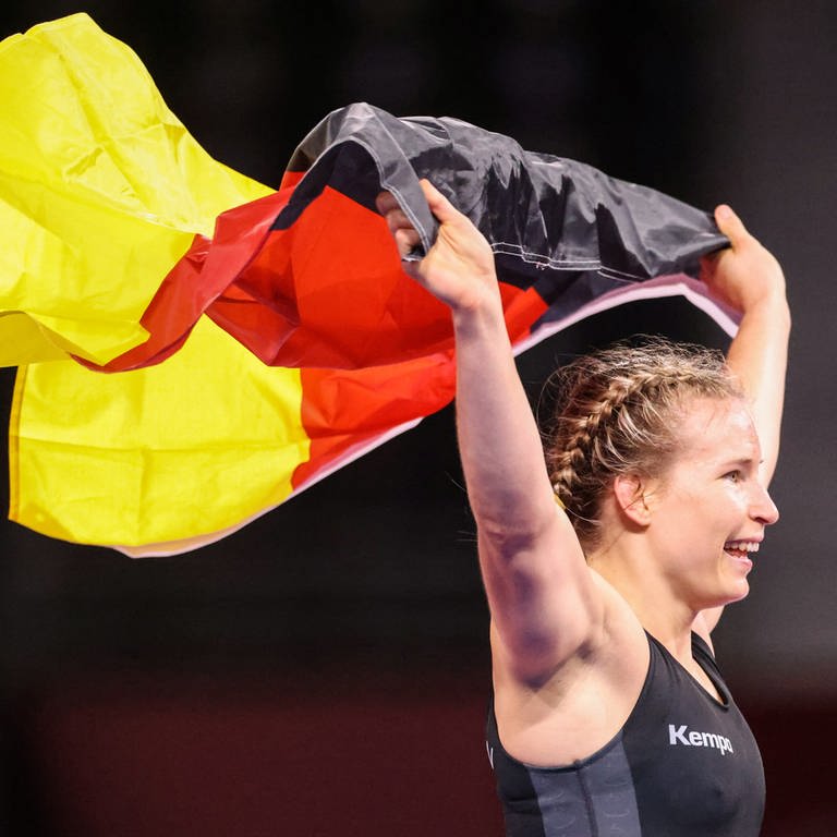 Nach ihrem Erfolg bei Olympia 2021 trug Aline Rotter-Focken die Deutschlandfahne - nun darf sie die olympische Fackel tragen. Zumindest für eine Etappe auf dem Weg nach Paris  (Foto: picture-alliance / Reportdienste, Picture Alliance)