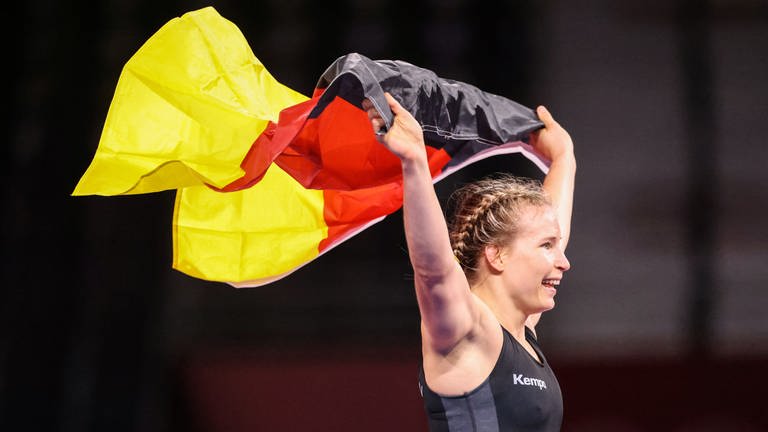 Nach ihrem Erfolg bei Olympia 2021 trug Aline Rotter-Focken die Deutschlandfahne - nun darf sie die olympische Fackel tragen. Zumindest für eine Etappe auf dem Weg nach Paris 