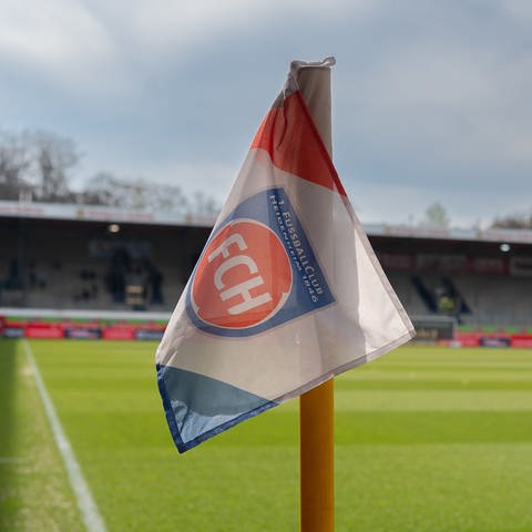 Das Logo des 1. FC Heidenheim auf einer Eckfahne in der VOITH-Arena. (Foto: picture-alliance / Reportdienste, picture alliance / Eibner-Pressefoto)