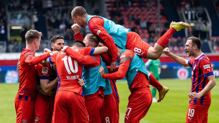 Die Spieler des 1. FC Heidenheim jubeln über den Sieg gegen den SV Sandhausen.  (Foto: IMAGO, IMAGO / Eibner)