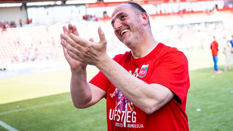 Frank Schmidt (coach 1. FC Heidenheim) cheers after going up in front of the crowd (Photo: picture-alliance / Report services, picture alliance / dpa | Tom Weller)