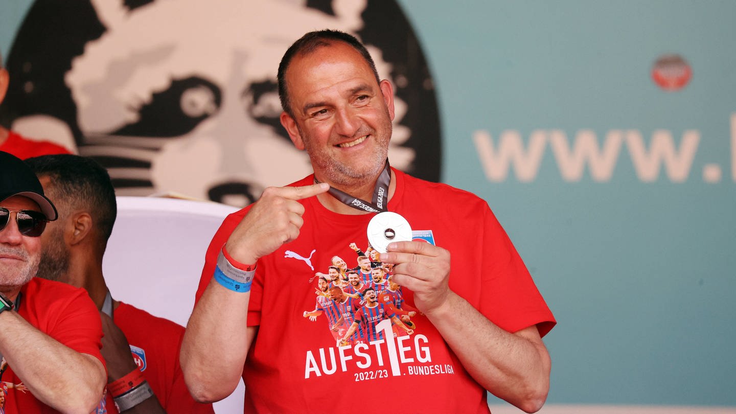 Heidenheim Trainer Frank Schmidt bei den Aufstiegsfeiern (Foto: IMAGO, Imago/Sportfoto Rudel)