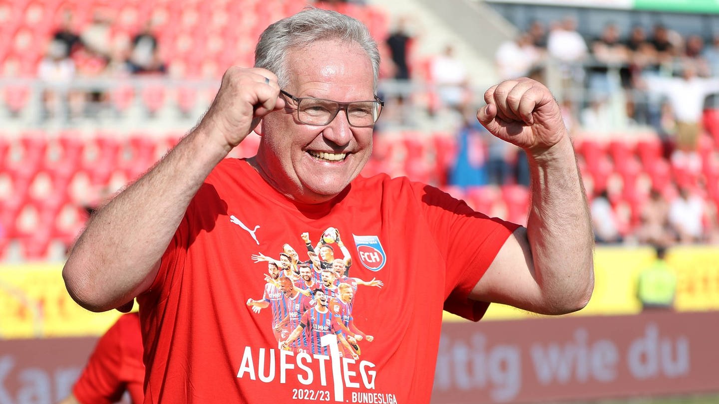 FCH-Geschäftsführer Holger Sanwald jubelt über den Aufstieg seines Vereins. (Foto: IMAGO, IMAGO / foto2press)