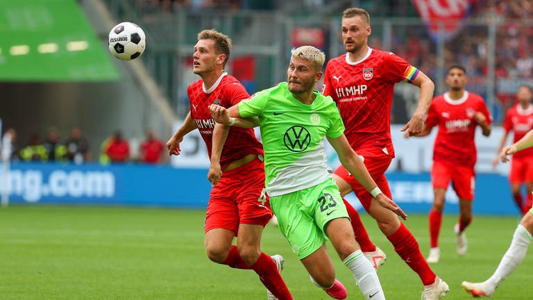 Zweikampf zwischen Tim Siersleben (1. FC Heidenheim) und Jonas Wind (VfL Wolfsburg) (Foto: IMAGO, IMAGO / regios24)