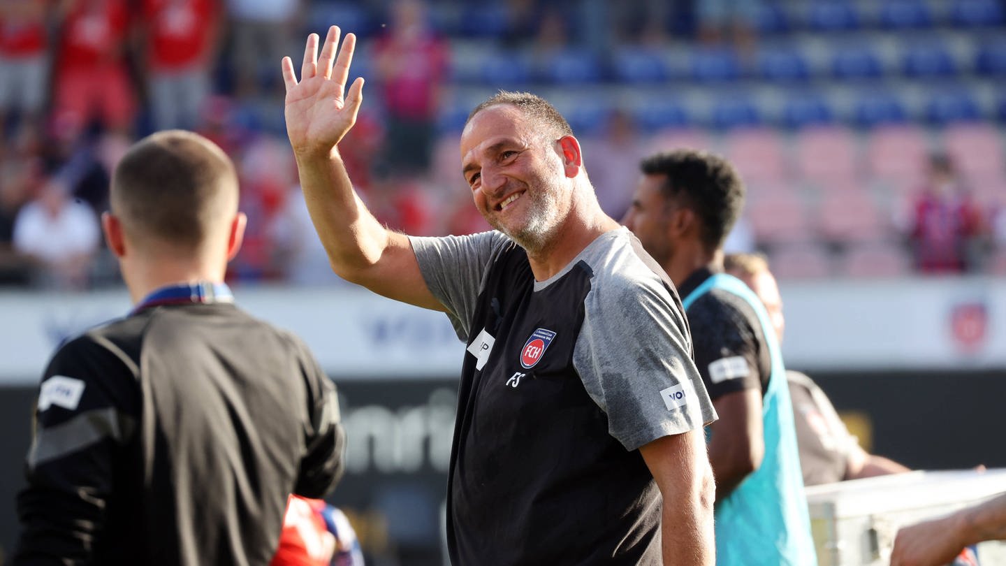 Frank Schmidt feiert den ersten Bundesliga-Sieg des 1. FC Heidenheim, seinen Trainer-Rekord und seine Silberhochzeit. (Foto: IMAGO, IMAGO / Sportfoto Rudel)