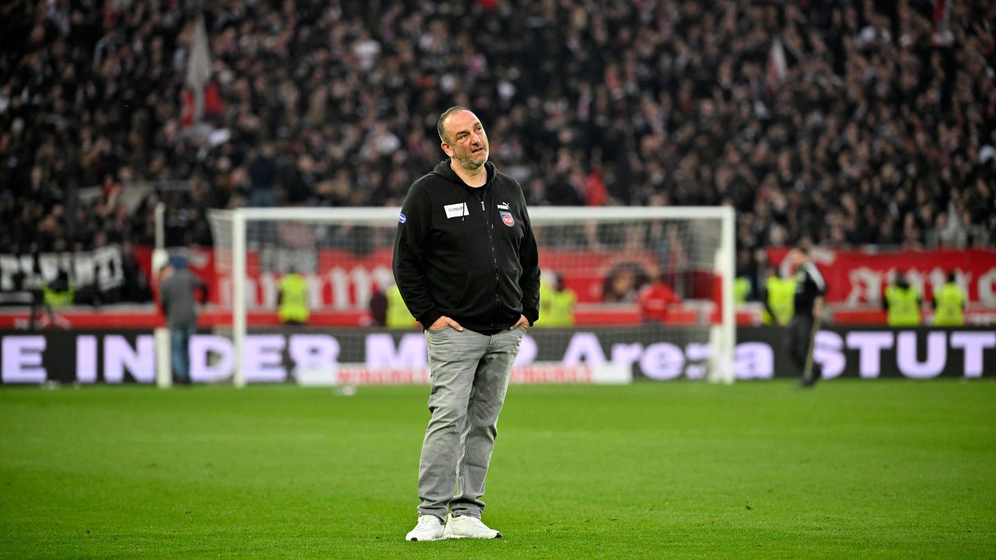 Heidenheim-Coach Frank Schmidt steht enttäuscht in der Stuttgarter Arena (Foto: IMAGO, Michael Weber)