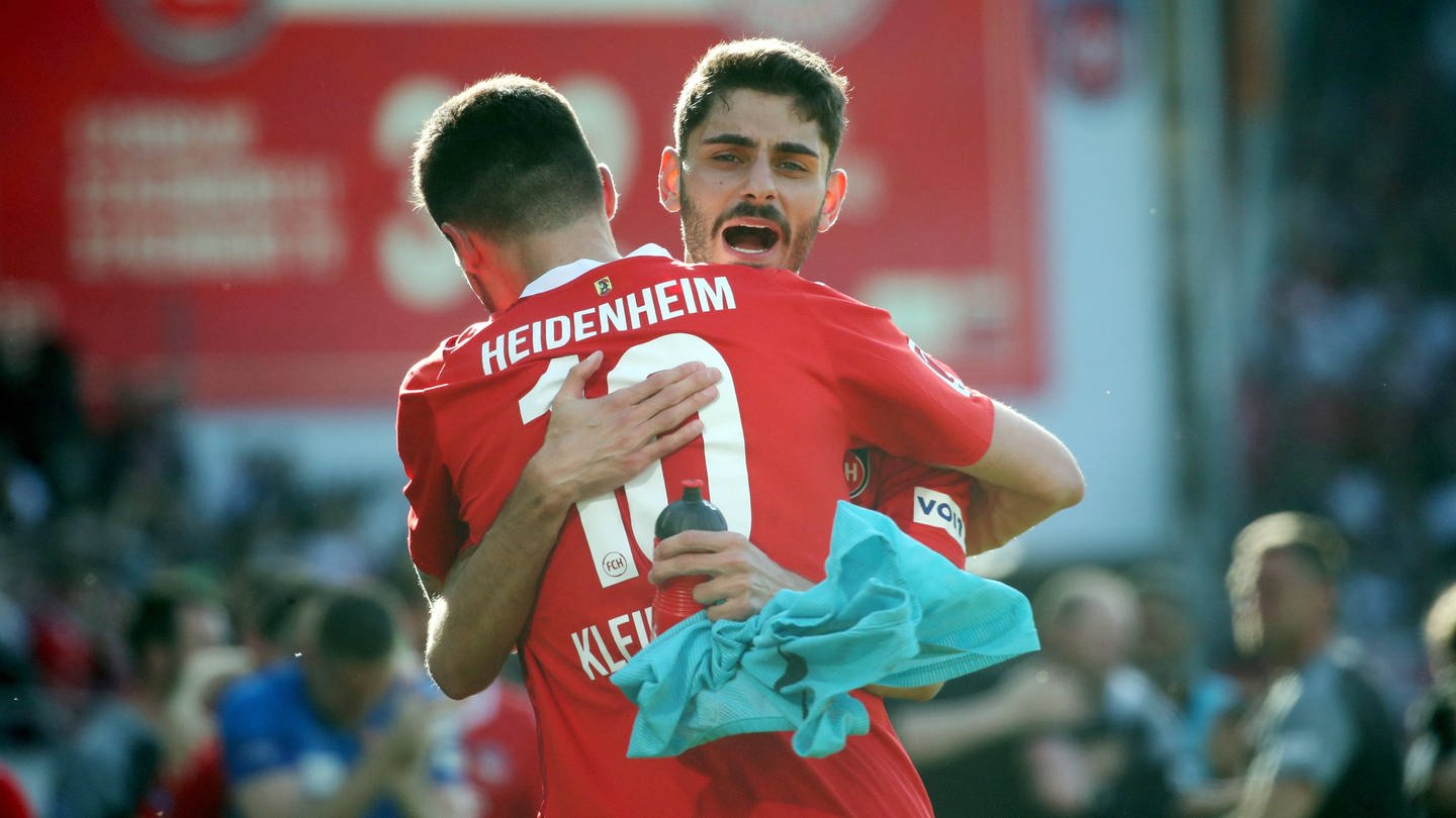 Heidenheim-Stürmer Tim Kleindienst und Eren Dinkci umarmen sich (Foto: IMAGO, IMAGO / Sportfoto Rudel)