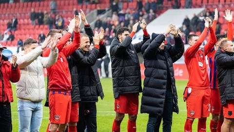 Die Mannschaft des 1. FC Heidenheim applaudiert ihren Fans.  (Foto: IMAGO, Eibner)