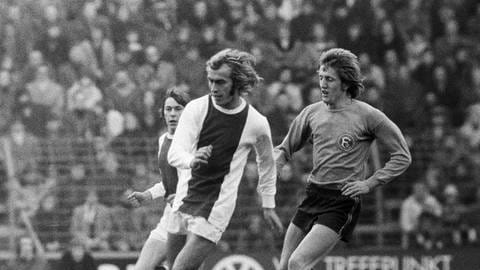 Horst Blankenburg (vorne) war zu seiner Zeit einer der besten Kicker Europas und spielte bei Ajax mit Koryphäen wie Johan Cruyff in einem Team (Foto: picture-alliance / Reportdienste, Picture Alliance)