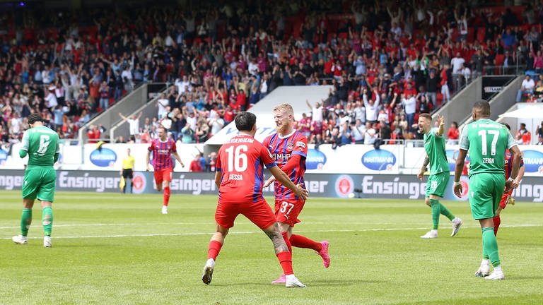 Heidenheims Jan-Niklas Beste jubelt über seinen Treffer gegen Sandhausen.  (Foto: IMAGO, IMAGO / foto2press)