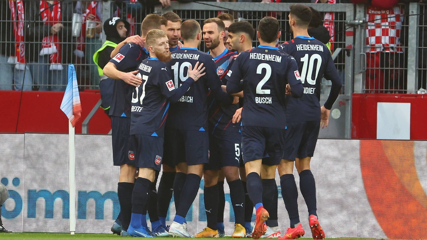 Heidenheim jubelt nach dem wichtigen Sieg bei Mainz 05. (Foto: IMAGO, IMAGO/Eibner-Pressefoto)