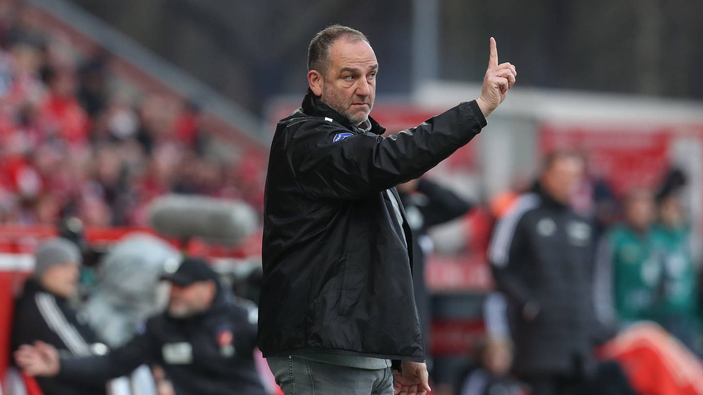Heidenheim-Trainer Frank Schmidt will vor dem Spiel gegen Eintracht Frankfurt nicht über neue Ziele abseits des Abstiegskampfs sprechen. (Foto: IMAGO, IMAGO / Jan Huebner)