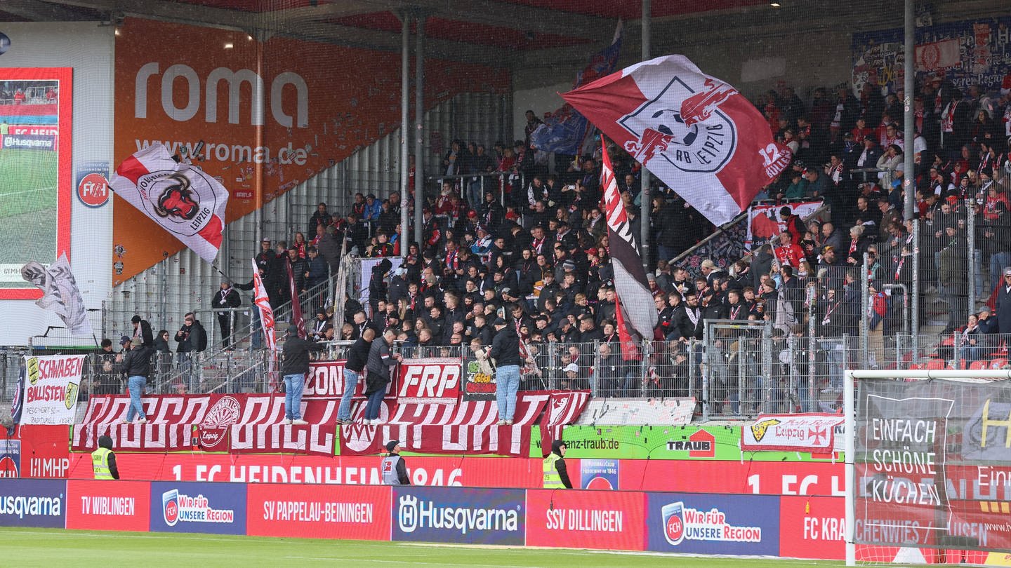 Fans von RB Leipzig im Stadion vom 1. FC Heidenheim (Foto: IMAGO, IMAGO / Picture Point LE)