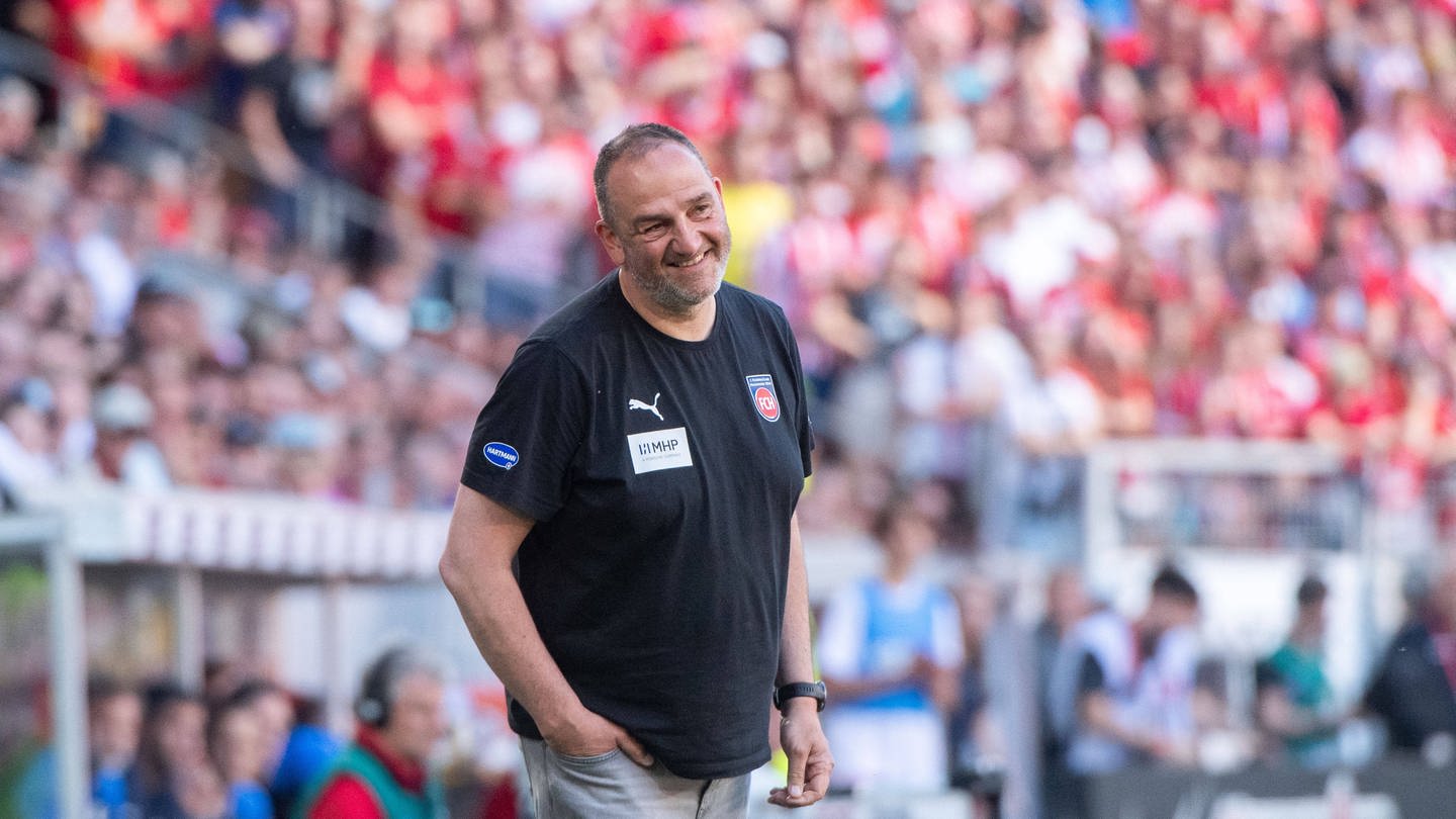Heidenheim-Trainer Frank Schmidt verpasst das letzte Saisonspiel wegen einer OP am Sprunggelenk. (Foto: IMAGO, IMAGO / Eibner)