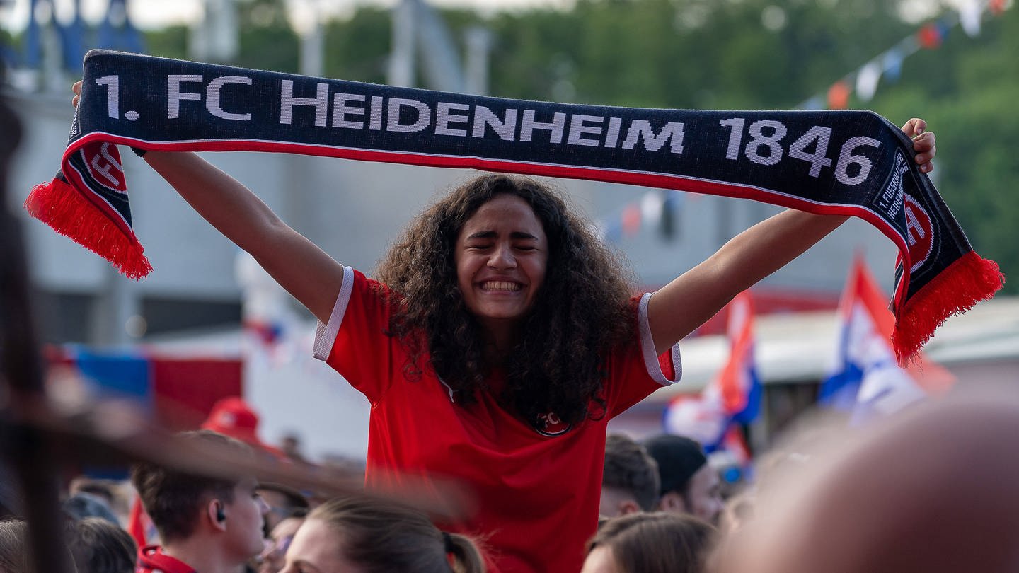 Die Fans feiern, nach einer gelungenen Saison, auf dem Nachspiel-Fest ihren 1. FC Heidenheim. (Foto: IMAGO, Eibner)
