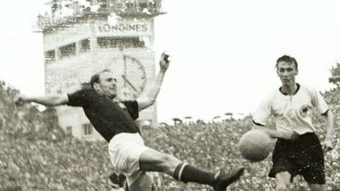 Horst Eckel im WM-Finale 1954 gegen Nandor Hidegkuti (Foto: imago images, Ferdi Hartung)
