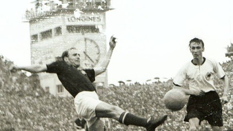 Horst Eckel im WM-Finale 1954 gegen Nandor Hidegkuti (Foto: imago images, Ferdi Hartung)