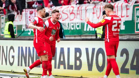 Marlon Ritter, Mike Wunderlich und Philipp Hercher bejubeln den Treffer zum 3:0 für den FCK gegen den TSV Havelse.  (Foto: imago images, IMAGO/Eibner)