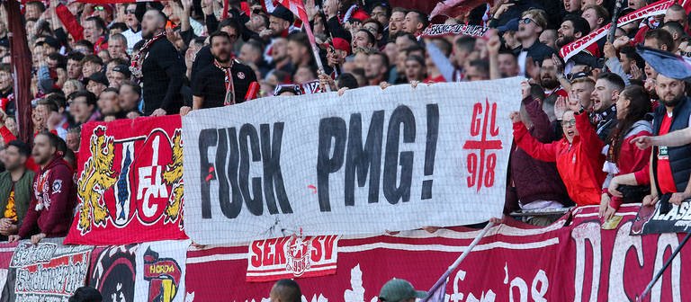 FCK Fans mit einem Banner gegen Investor PMG (Foto: Der Betze brennt)