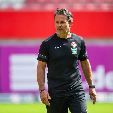 Dirk Schuster leitet sein erstes Training als Coach des FCK (Foto: imago images, IMAGO / Eibner)