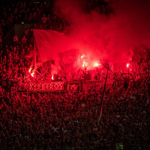 FCK-Fans haben im Relegationsspiel gegen Dynamo Dresden rote Bengalos in der Westkurve gezündet. (Foto: imago images, IMAGO/Dennis Hetzschold)