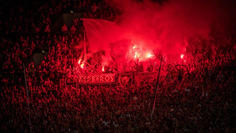 Fans des FCK haben in der Relegation gegen Dynamo Dresden rote Bengalos in der Westkurve gezündet. Sie alle hoffen auf den Aufstieg. (Foto: IMAGO, IMAGO/Dennis Hetzschold)