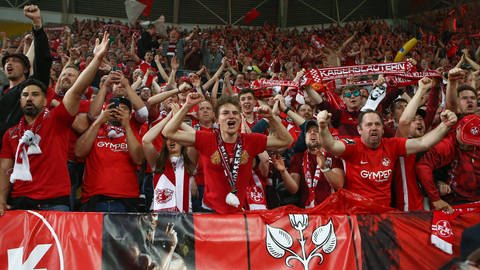Jubelnde FCK-Fans nach dem geschafften Aufstieg (Foto: IMAGO, Jan Huebner)