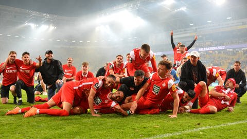 Die Spieler des FCK bejubeln nach ihrem 2:0-Sieg in der Relegation gegen Dresden den Aufstieg in die 2. Bundesliga.  (Foto: IMAGO, IMAGO/Eibner)