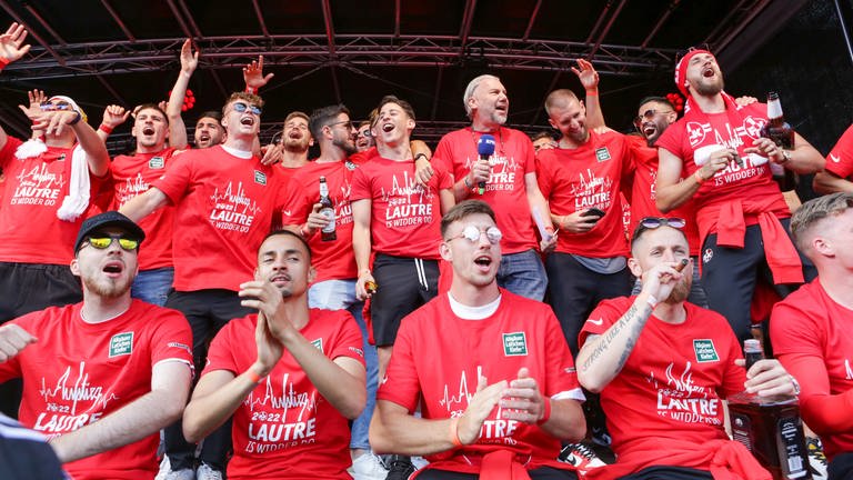 Das Team des 1. FC Kaiserslautern ist gefeiert worden (Foto: dpa Bildfunk, Picture Alliance)
