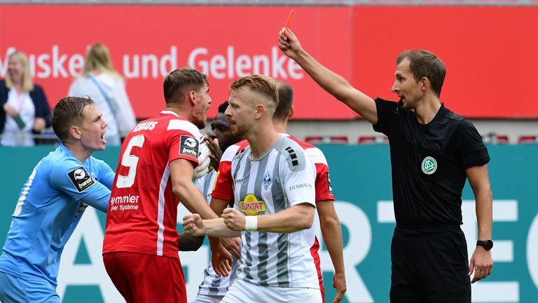 Schiedsrichter Florian Heft zeigt Kaiserslauterns Marvin Senger im Spiel gegen Waldhof Mannheim die Rote Karte.  (Foto: IMAGO, imago images/Werner Schmitt)