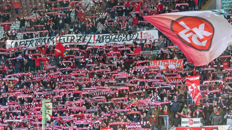 "Mitglied schafft Zukunft". Der Traum der FCK Fans vom vom Aufstieg lebt. (Foto: IMAGO, Imago/ Fotostand)
