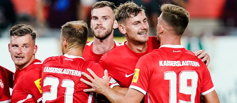 Spieler des 1. FC Kaiserslautern jubeln nach dem 2:1-Sieg gegen Hannover (Foto: picture-alliance / Reportdienste, picture alliance/dpa | Uwe Anspach)