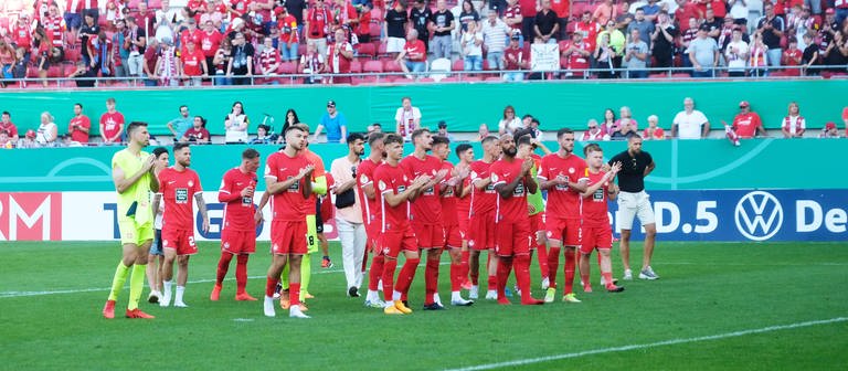 Die Spieler des FCK werden von ihren Fans trotz der 1:2-Niederlage gegen Freiburg gefeiert.  (Foto: IMAGO, IMAGO / Werner Schmitt)