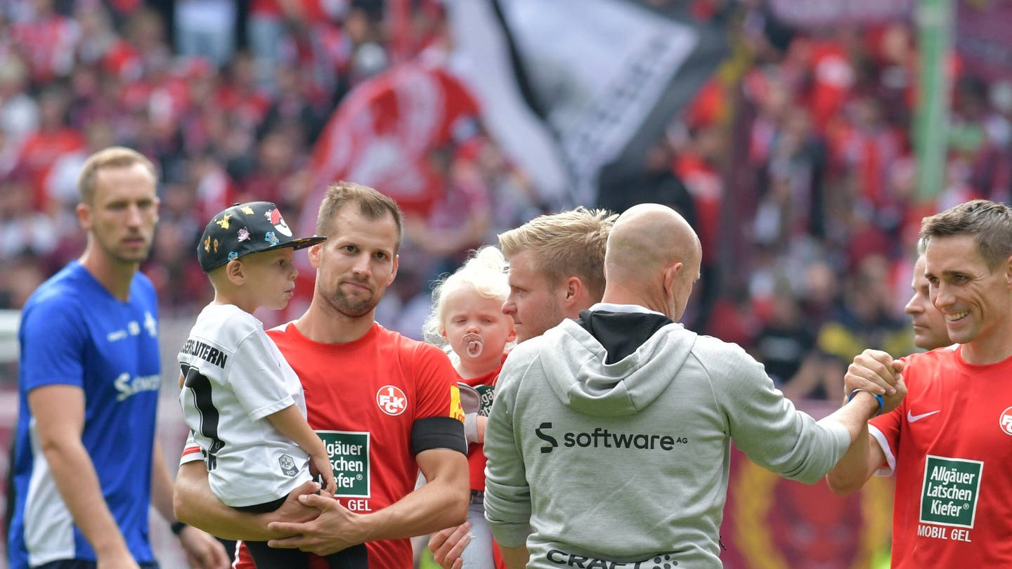 Trainer und Spieler des 1. FC Kaiserslautern schienen unmittelbar nach Abpfiff des Zweitliga-Topspiels gegen den SV Darmstadt 98 selbst nicht zu wissen, wie sie das 3:3-Endergebnis einordnen sollten. (Foto: IMAGO, Werner Schmitt)