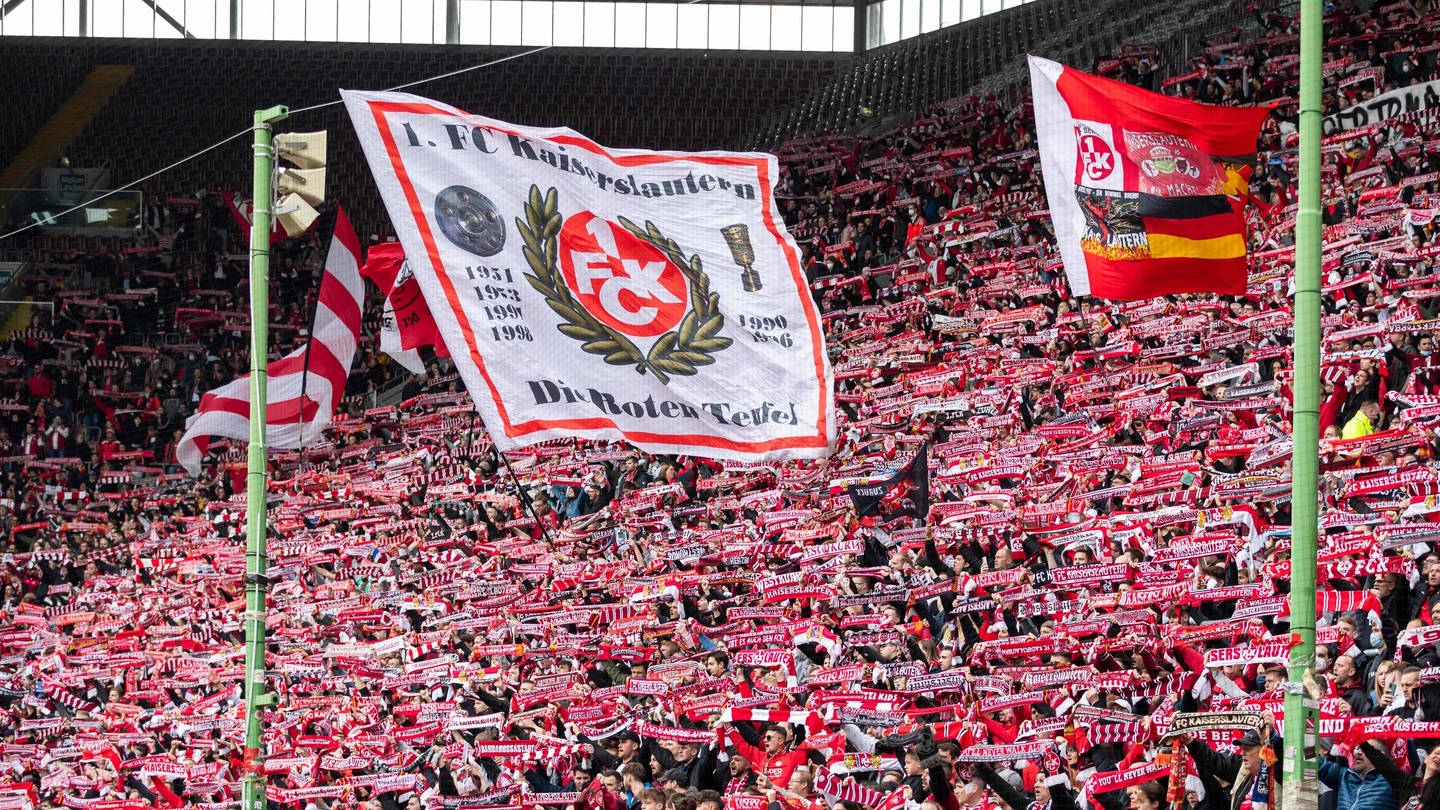 Mit den Fans den nächsten Heimsieg einfahren - FCK vor der Partie gegen Jahn Regensburg (Foto: IMAGO, Imago/ Eibner)