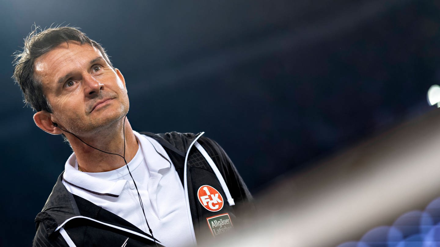 Dirk Schuster, Trainer des 1. FC Kaiserslautern, trägt Kopfhörer und blickt nach oben
