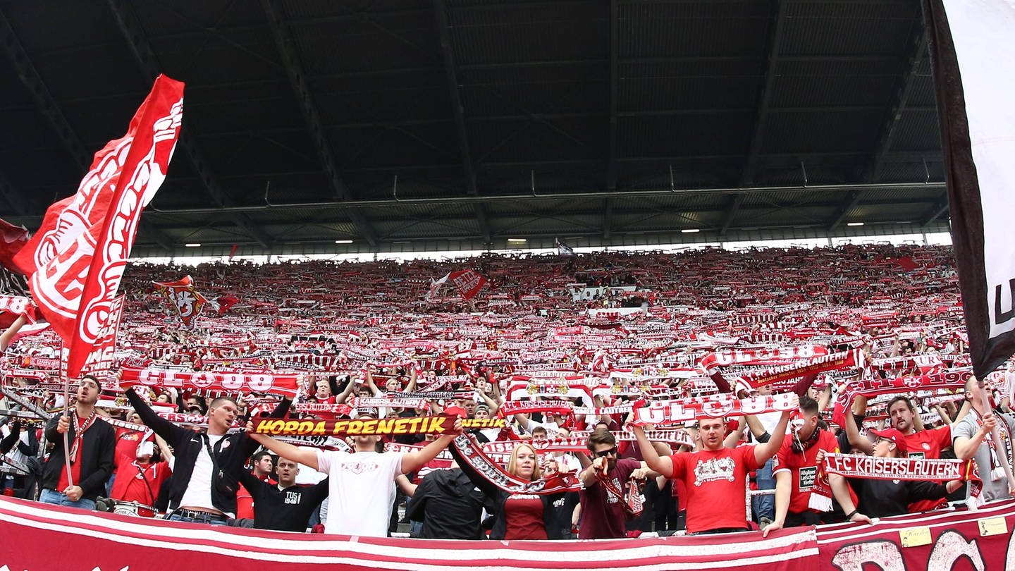 Kaiserslautern-Fans (Foto: IMAGO, IMAGO / Zink)