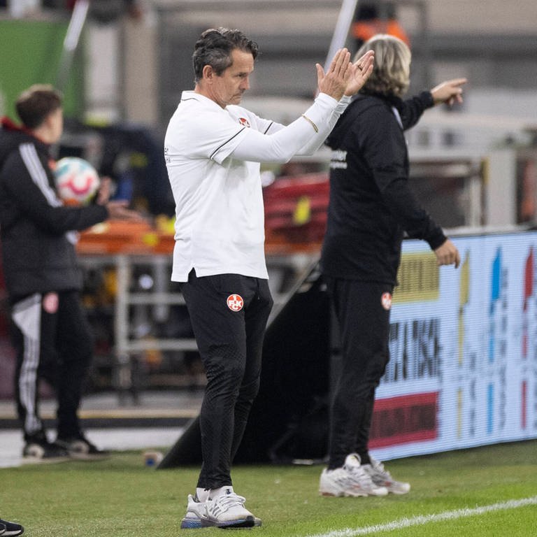 FCK-Trainer Dirk Schuster klatscht seiner Mannschaft Beifall (Foto: IMAGO, IMAGO / Kirchner-Media)